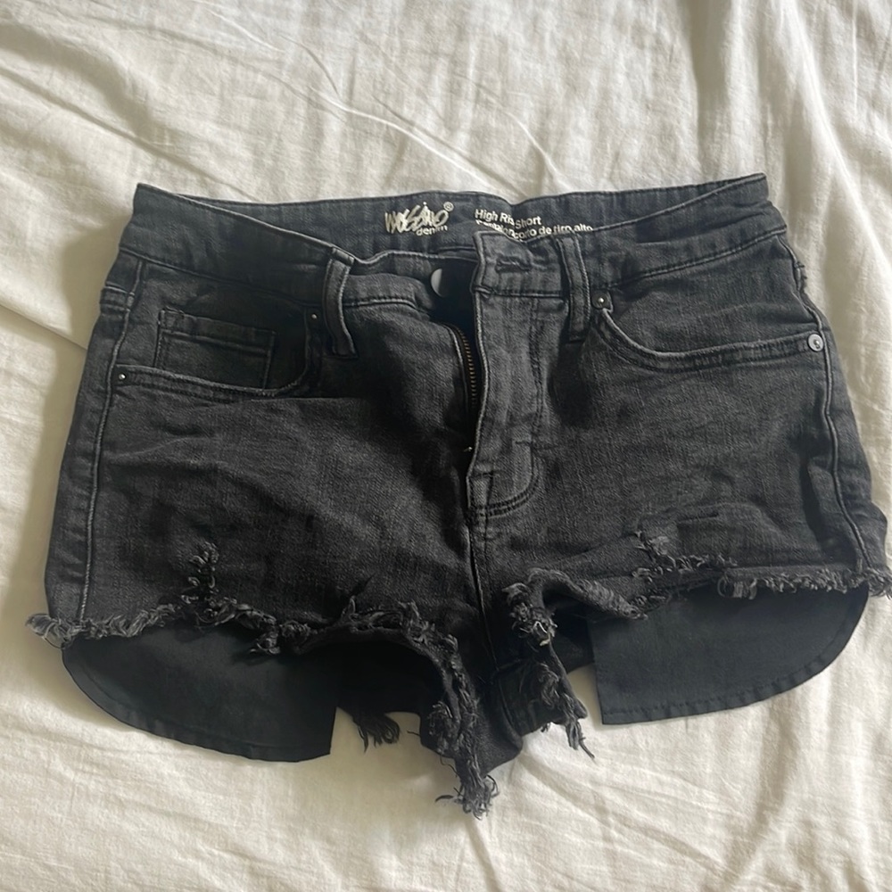 black ripped jean shorts ☀️